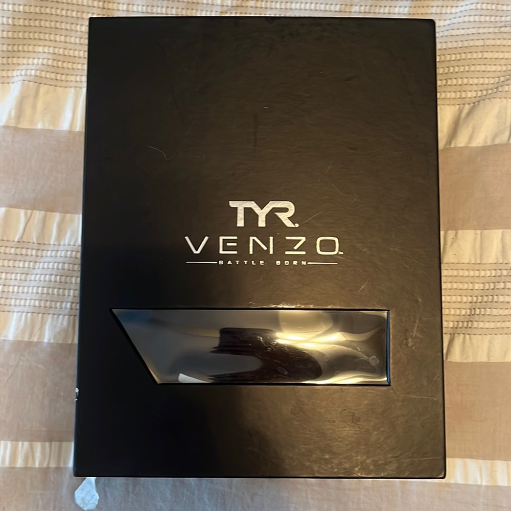 Women’s TYR Venzo Open Back Kneeskin size 25 in Onyx